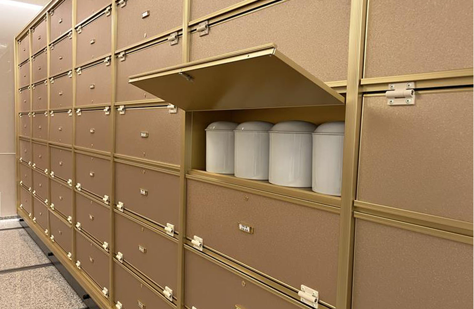 地下納骨室　扉を開いた納骨壇