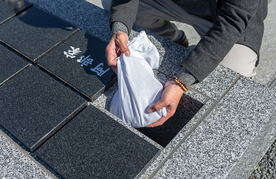 法輪墓に納骨する様子