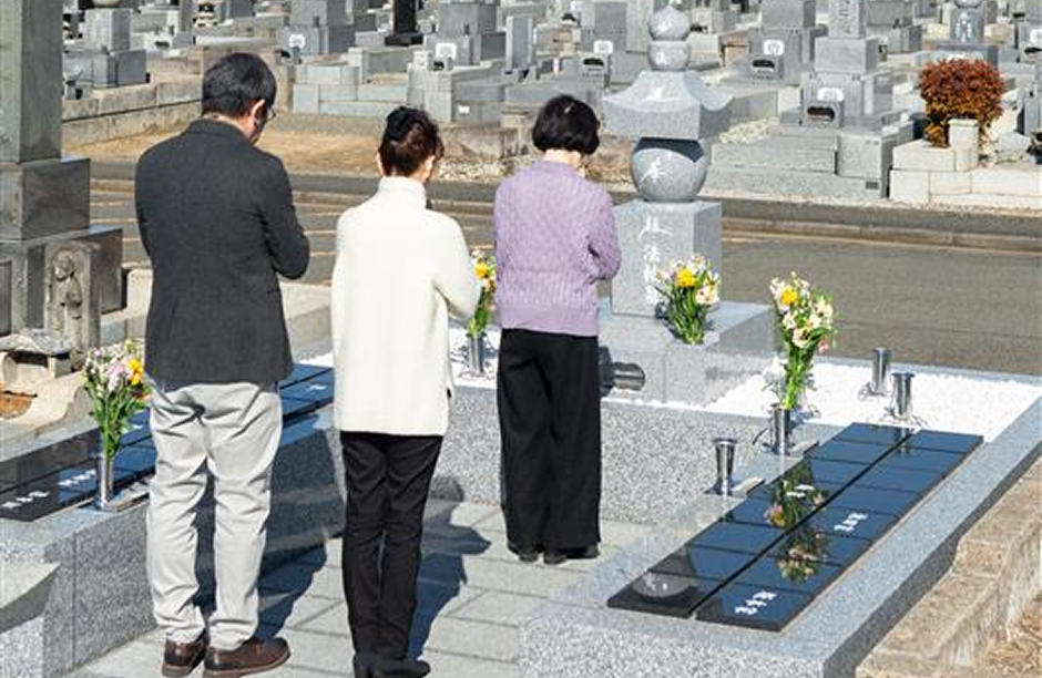 法輪墓にお参りをする様子